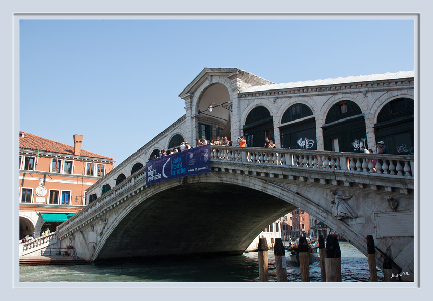 Rialtobrücke
Der Name Rialto leitet sich aus Riva Alto ‚Hohes Ufer‘ ab. Das Gebiet Rialto liegt in Venedig am höchsten über dem mittleren Hochwasser.

laut Wikipedia
Schlüsselwörter: Venedig Italien