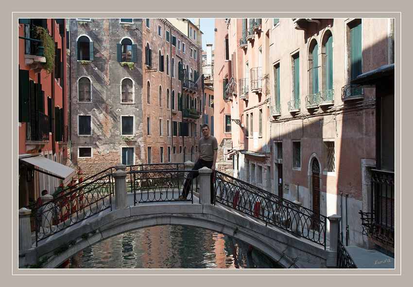 Auf einer der vielen kleinen Brücken
in Venedig
Die Stadt weist angeblich 444 Brücken auf. Bis etwa 1480 waren sie überwiegend aus Holz, später wurden sie sukzessive durch Steinbrücken ersetzt.

laut Wikipedia
Schlüsselwörter: Venedig Italien