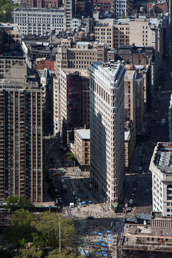 New York - Ausblick
vom Empire State Building auf das Flatiron Building
Das Flatiron Building gehört zu den berühmtesten historischen Wahrzeichen New Yorks. Das ikonische 21-stöckige Gebäude – besonders bekannt aufgrund seines dreieckigen Grundrisses – war eines der frühen spektakulären Hochhäuser, die zum Wahrzeichen Manhattans geworden sind.
laut aviewoncities.com
Schlüsselwörter: Amerika, New York