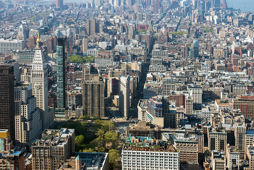 New York - Ausblick
vom Empire State Building auf das Flatiron Building
Das Gebäude war wohl auf mehr Postkarten abgebildet, als jedes andere Bauwerk seiner Zeit. Das gesamte Gebiet, der Flatiron District, wurde nach dem Gebäude benannt. Ursprünglich krönte eine Aussichtsplattform das oberste Stockwerk des Flatiron Building, doch diese Funktion wurde von höheren Gebäuden übernommen.
laut aviewoncities.com
Schlüsselwörter: Amerika, New York