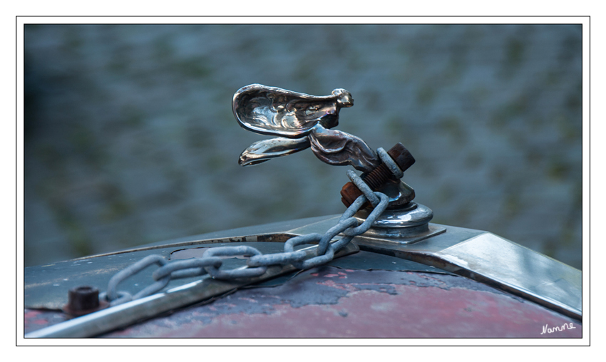 Angekettet
Die Idee zur Kühlerfigur als solches wird Lord Montagu zugeschrieben, der sich schon 1899 einen Christophorus, den Schutzpatron der Autofahrer auf den Kühler schraubte. Bis dahin hatte noch kein Hersteller Kühlerfiguren verwendet. Seit 1911 ziert den Grill der meisten Rolls-Royce die geflügelte Kühlerfigur Spirit of Ecstasy (einige wenige Fahrzeuge, beispielsweise für das britische Königshaus, sind mit anderen Kühlerfiguren versehen).
laut Wikipedia
Schlüsselwörter: Rolls Royce Spirit of Ecstasy
