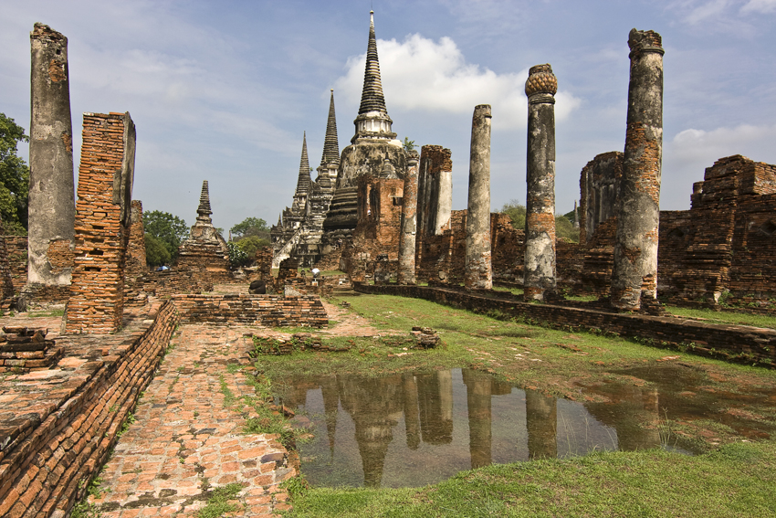 Wat Phra Sri Sanphet
war der königliche Tempel auf dem Gelände des alten Königspalastes in Ayutthaya, bevor die Stadt 1767 von den Birmanen vollständig zerstört wurde. Er war der größte und schönste Tempel in Ayutthaya.
Schlüsselwörter: Thailand