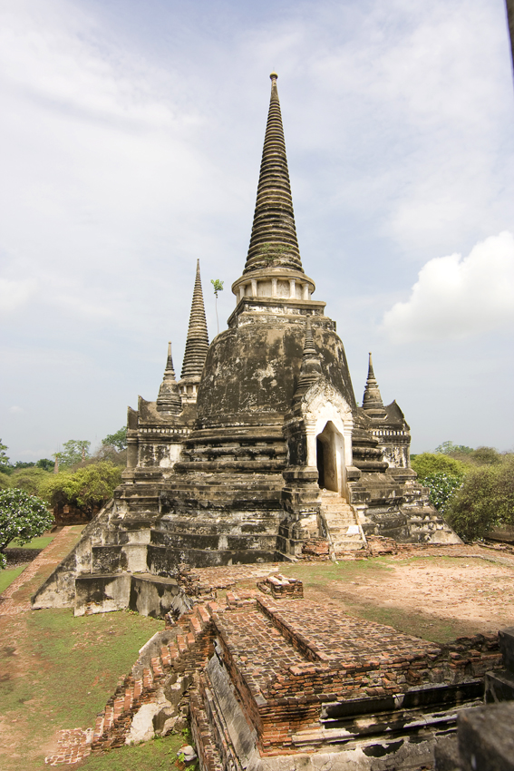Wat Phra Sri Sanphet
König Ramathibodi II., ließ 1492 zwei Chedis errichten, in denen die Asche seines Vaters und seines Bruders, König Boromaracha III. beigesetzt wurde. Ein weiterer Chedi wurde unter König Boromaracha IV. 1592 aufgebaut.
Schlüsselwörter: Thailand