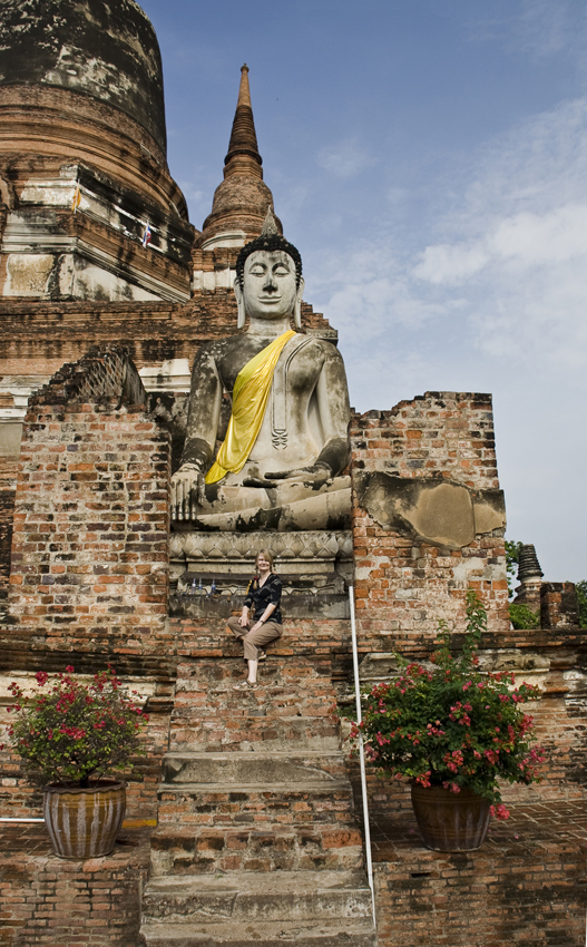 Wat Yai Chai Mongkon
Symmetrisch zur Chedi liegen davor die Ruinen von zwei Mondops, in denen sitzende Buddha-Statuen zu sehen sind.
Schlüsselwörter: Thailand