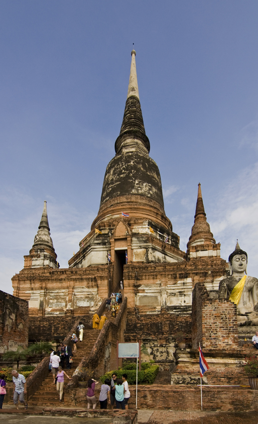 Wat Yai Chai Mongkon
Dieses Kloster liegt südöstlich, etwas abseits von den anderen Ruinen der Stadt, ist noch recht gut erhalten und immer noch "in Gebrauch". Nonnen pflegen die Anlage.
Der grosse, gut erhaltene Chedi ist von weiter Ferne aus sichtbar.Die Chedi steht auf einem rechteckigen Sockel, an den vier Ecken stehen vier kleinere Chedis. An der Ostseite führt eine lange Treppe in eine kleine Krypta. 
Schlüsselwörter: Thailand