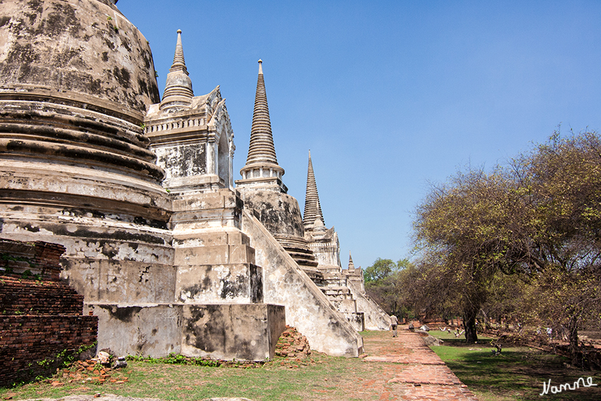 Ayutthaya - Geschichtspark
Die thailändische Kulturbehörde Fine Arts Department (etwa: Akademie der Künste) begann 1956 mit der ersten Phase der Restaurierung der Ruinen. Im Jahr 1976 wurde das Gebiet zum Geschichtspark (Ayutthaya Historical Park) erklärt, was die weiteren Restaurierungsarbeiten beschleunigte. 1991 wurde der Park in die Liste des Weltkulturerbes der UNESCO aufgenommen.
laut Wikipedia
Schlüsselwörter: Thailand Ayutthaya Wat Phra Si Sanphet Geschichtspark