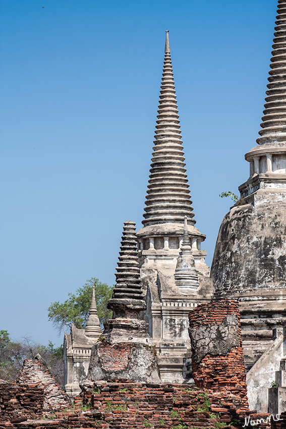 Ayutthaya - Geschichtspark
Der Geschichtspark Ayutthaya umfasst die alte Stadt Ayutthaya, die nach den Königlichen Chroniken von Ayutthaya am 4. März 1351 A.D. kurz nach neun Uhr morgens, von König U Thong gegründet wurde. Sie war die Hauptstadt des siamesischen Königreiches Ayutthaya, bis sie 1767 durch die birmanische Armee eingenommen und praktisch dem Erdboden gleichgemacht wurde.
laut Wikipedia
Schlüsselwörter: Thailand Ayutthaya Wat Phra Si Sanphet Geschichtspark