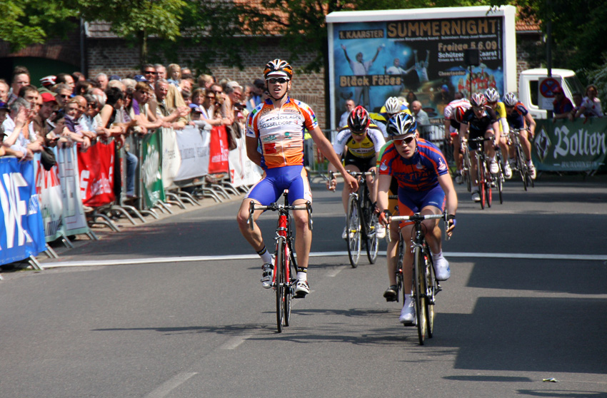 Im Ziel
Preis Pötschke-Ambiente
Hermann-Dropmann-Pokal 	 
  	Jugend U17
Büttgener Radrennen
Schlüsselwörter: Büttgen Radrennen