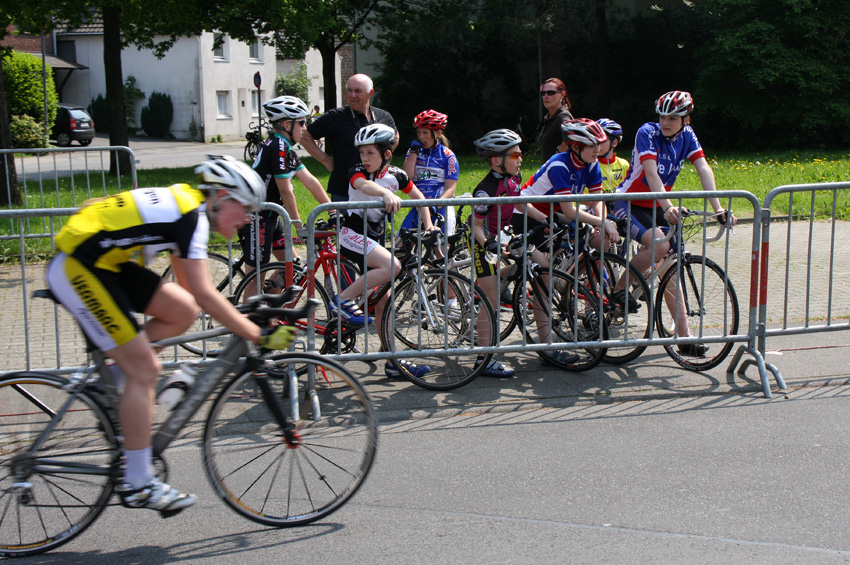 Die Jugend ist interessiert
Büttgener Radrennen
Schlüsselwörter: Büttgen Radrennen