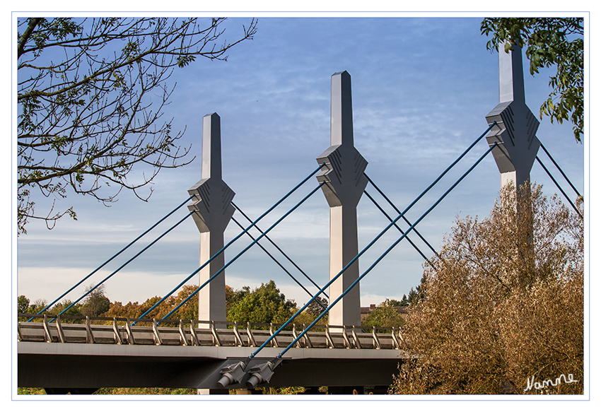 Detail - Autobahnbrücke
A30 über die Werre bei Bad Oeynhausen. Die Werre mündet wenige Meter später in der Weser. 
Schlüsselwörter: Bad Oeynhausen Autobahnbrücke