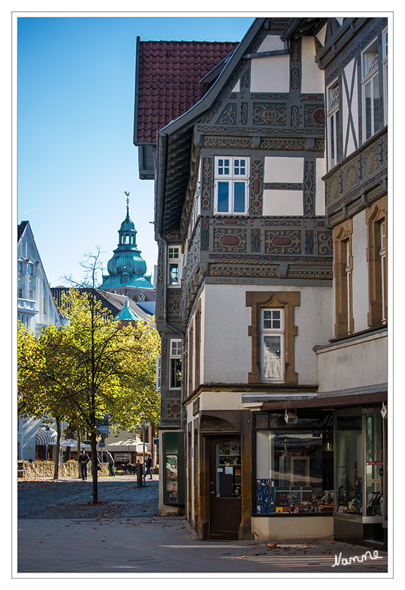 Bad Salzuflen
Die Innenstadt weist noch immer eine größere Anzahl zumeist giebelständiger Fachwerk-Dielenhäuser des 16. und 17. Jahrhunderts auf, die nicht selten reich beschnitzt sind.
hinten die Stadtkirche auf dem Hallenbrink
laut Wikipedia
Schlüsselwörter: Bad Salzuflen