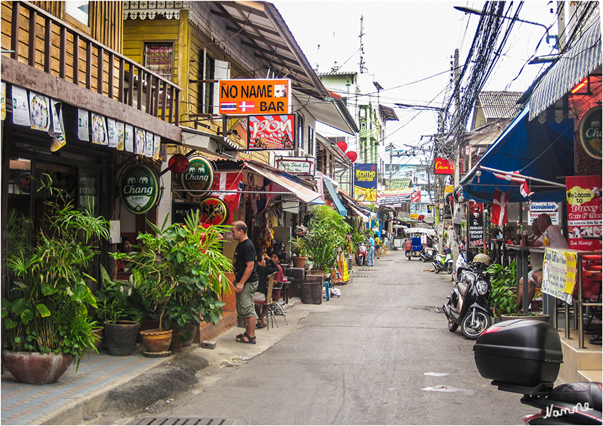 Hua Hin Impressionen
Hua Hin gewinnt im Vergleich zu anderen Zielen in Thailand rasch an Beliebtheit, und das zurecht: Der Ort verfügt über eine gute Infrastruktur, vielfältige Besucherströme von Ausländer und Thais, ein ausgezeichnete medizinische Versorgung, Golf und Wassersport, sowie eine Vielzahl von Ausflugszielen wie Nationalparks und Wasserfällen in der Umgebung.
Schlüsselwörter: Thailand Hua Hin