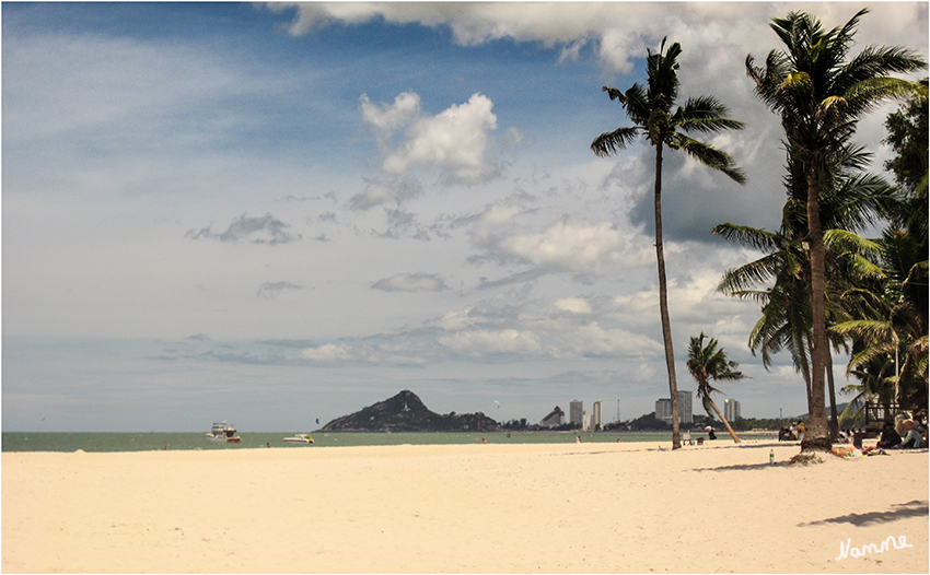 Strand von Hua Hin
Er verläuft von einer felsigen Landzunge im Norden bis zu einem 60 Meter hohen Hügel im Süden, dem Khao Takiap, auf dem sich ein Tempel und eine große goldene Buddha Statue befindet. 
Schlüsselwörter: Thailand Hua Hin Strand