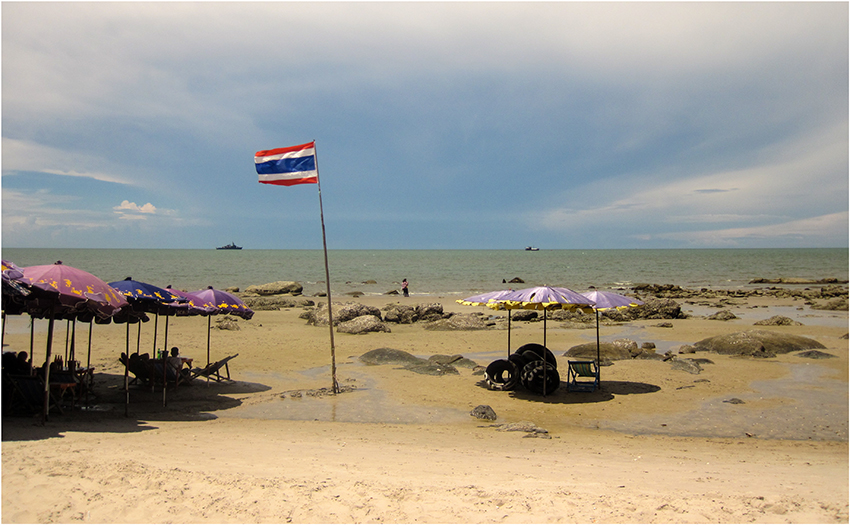 Strand von Hua Hin
Er verläuft von einer felsigen Landzunge im Norden bis zu einem 60 Meter hohen Hügel im Süden, dem Khao Takiap, auf dem sich ein Tempel und eine große goldene Buddha Statue befindet. 
Schlüsselwörter: Thailand Hua Hin Strand