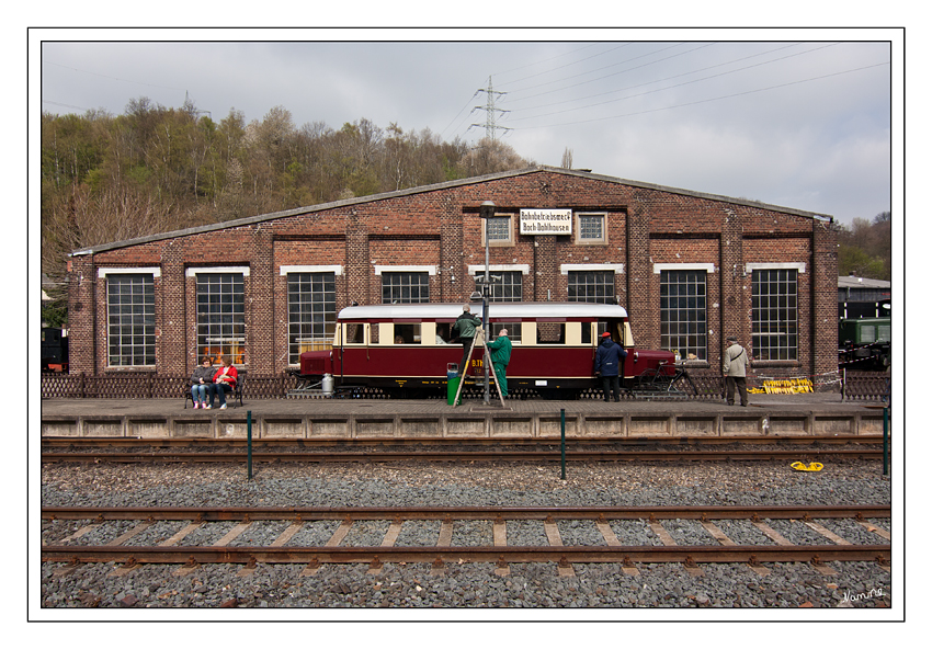 Im Bahnhof
Nachtrag vom Fototag des Eisenbahnmuseums Bochum
Wismarer Schinenbus
Ab 1932 baute die Triebwagen- und Waggonfabrik Wismar AG einen leichten zweiachsigen Triebwagen, der durch die Verwendung zahlreicher Bauteile aus dem Straßenfahrzeugbau günstig gefertigt werden konnte.
Schlüsselwörter: Eisenbahnmuseum Bochum Dahlhausen