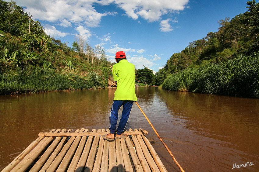 Bambusflossfahrt
dieses mal bei Niedrigwasser 
Schlüsselwörter: Thailand Bambusflossfahrt