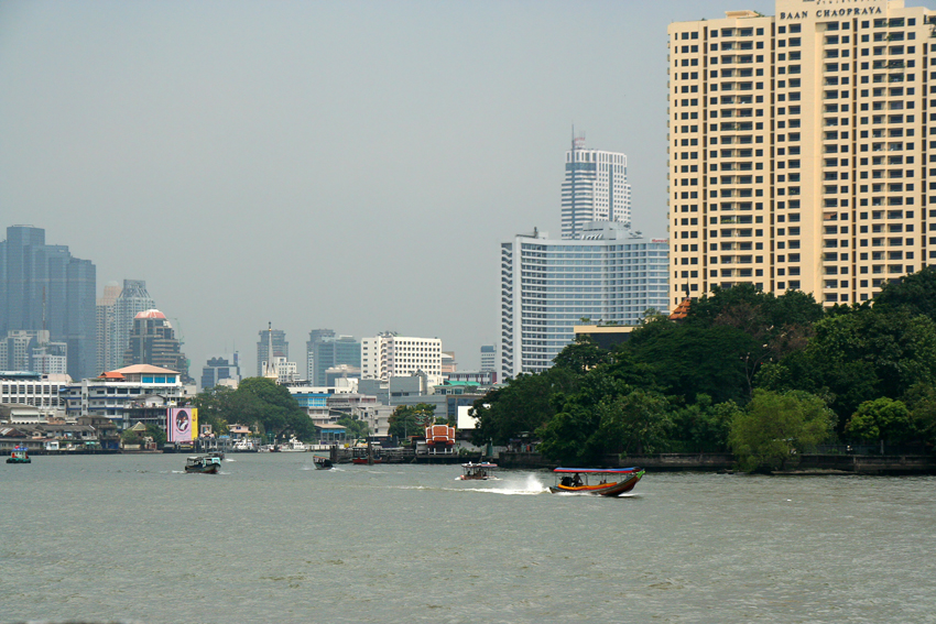 Bangkok Impressionen
Personenfähren - kleine, relativ hohe Boote mit Dach – überqueren von zahlreichen Piers aus den Maenam Chao Phraya. Allerdings stimmen die Anlegestellen nicht mit den Piers der Expressboote überein.
Schlüsselwörter: Thailand