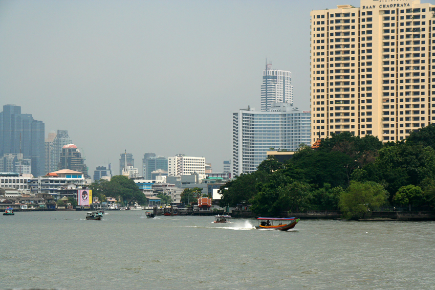 Bangkok Impressionen
Personenfähren - kleine, relativ hohe Boote mit Dach – überqueren von zahlreichen Piers aus den Maenam Chao Phraya. Allerdings stimmen die Anlegestellen nicht mit den Piers der Expressboote überein.
Schlüsselwörter: Thailand