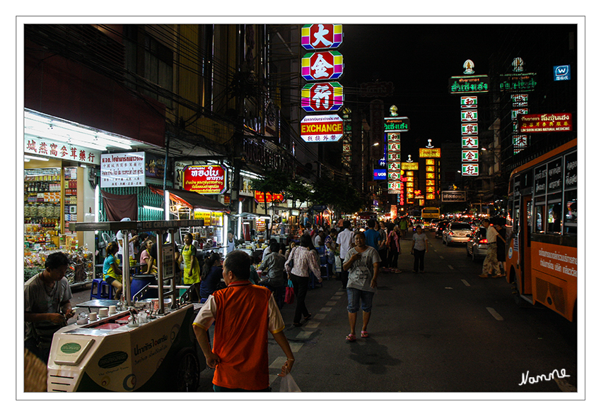 Bangkok - Chinatown
Chinatown (deutsch etwa „Chinesenstadt“) bezeichnet Stadtviertel außerhalb von China, in denen überwiegend Menschen chinesischer Abstammung wohnen und arbeiten. Chinesen wählen meistens den Begriff Tángrénjiē (deutsch: „Straße der Tang-Menschen“).
laut Wikipedia
Schlüsselwörter: Thailand Bangkok Chinatown
