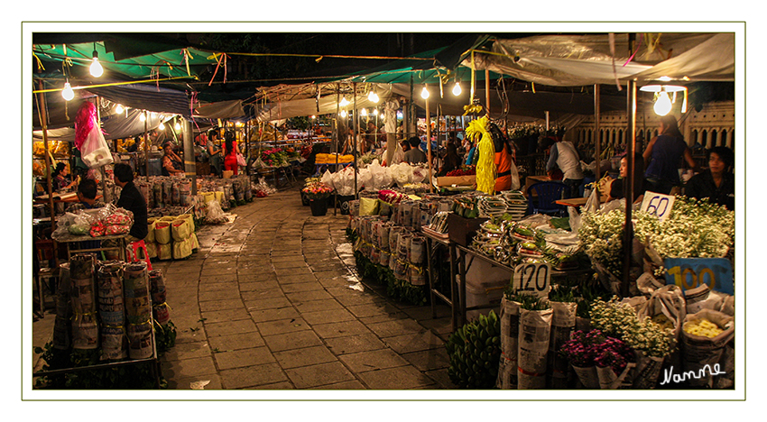 Bangkok - Blumenmarkt
Nicht weit von Chinatown liegt der größte Blumenmarkt des Landes, Pak Klong Talat. Das rege Treiben, wo schubkarrenweise Blumen durch die vollen Straßen gefahren werden, kann rund um die Uhr bewundert werden. Abends ist es aber am interessantesen. Ein Blumenstand nach dem anderen soweit das Auge reicht.
Schlüsselwörter: Thailand Bangkok Blumenmarkt Pak Klong Talat