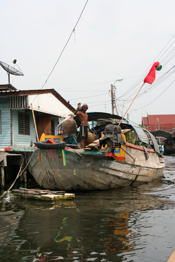 In den Klongs (Kanäle) Bangkoks
Bangkok war einst als "Venedig des Ostens" bekannt (der Begriff wurde übrigens von dem deutschen Forschungsreisenden Mandelslohe geprägt) und das mit gutem Grund: bis auf ein, zwei staubige Elefantenpfade waren die einzigen Verkehrswege der Fluß und die Kanäle (Klongs genannt) und das einzige Transportmittel war das Boot.
Heutzutage sind in Bangkok selbst die meisten dieser malerischen Wasserwege leider zugeschüttet worden.
Schlüsselwörter: Thailand