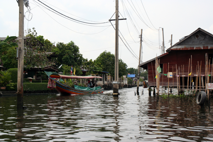 In den Klongs (Kanäle) Bangkoks
 in Thonburi auf der anderen Seite des Flusses gibt es bis auf den heutigen Tag Stadtviertel, in denen  man sich nur zu Wasser fortbewegen kann. Und natürlich gibt es den Chao Phraya-Fluß, der immer noch eine wichtige Verkehrsader darstellt. Die Expressboote, die den ganzen Tag lang den Fluß aufwärts und abwärts befahren, sind mit Sicherheit das schnellste Transportmittel zu den Sehenswürdigkeiten in der Innenstadt Bangkoks.
Schlüsselwörter: Thailand