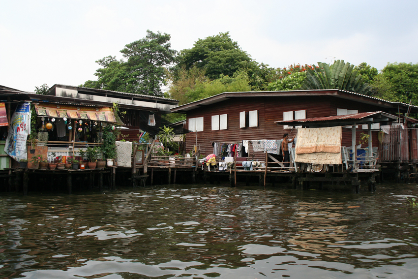 Klongs (Kanäle) in Bangkok
im Stadtteil Thonuri.
