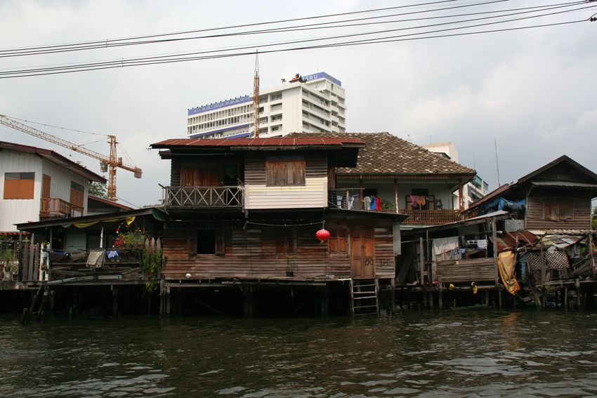 Klongs (Kanäle) in Bangkok
Hier sieht man schön den Gegensatz zwischen Neu und Alt
Schlüsselwörter: Thailand