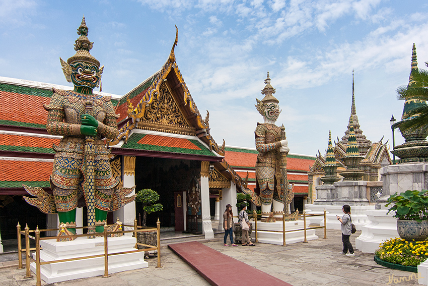 Grand Palace
Durch die riesigen Tore, die von gigantischen Wächterfiguren flankiert werden, schritten einst sänftetragende Elefanten hindurch. Die Anlage umfasst insgesamt eine Fläche von 2,6 Quadratkilometern. Der Haupteingang befindet sich in der Na Phralan Road.
laut my-entdecker
Schlüsselwörter: Thailand Bangkok Königspalast Grand Palace