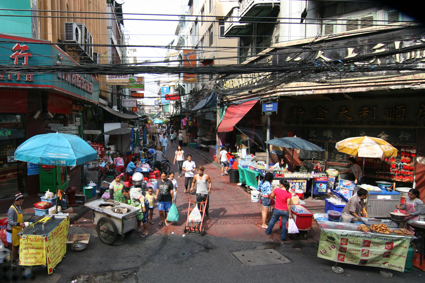 Bangkok Impressionen
An den zahlreichen Garküchen und Straßenständen, die sich in Bangkok praktisch „an jeder Straßenecke“ befinden, kann man für europäische Verhältnisse unglaublich preiswert satt essen, muss aber auch Abstriche an Ausstattung und Hygiene machen. Das Essen aus diesen Freiluft-Küchen ist aus dem täglichen Leben vieler Thais in den großen Städten nicht mehr wegzudenken.
Schlüsselwörter: Thailand