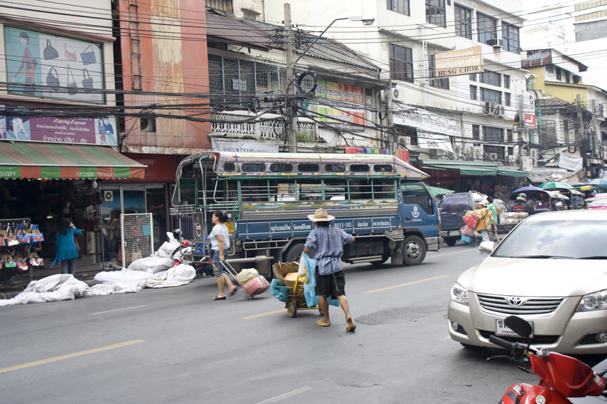 Bangkok Impressionen
Bangkok (Thai: กรุงเทพฯ; Krung Thep, oft mit Stadt der Engel übersetzt) ist die Hauptstadt von Thailand und liegt am Fluss Mae Nam Chao Phraya. Bangkok ist eine große und sehr weitläufige Stadt. Administrativ ist sie in 50 Khets (Stadtteile) untergliedert.
Schlüsselwörter: Thailand