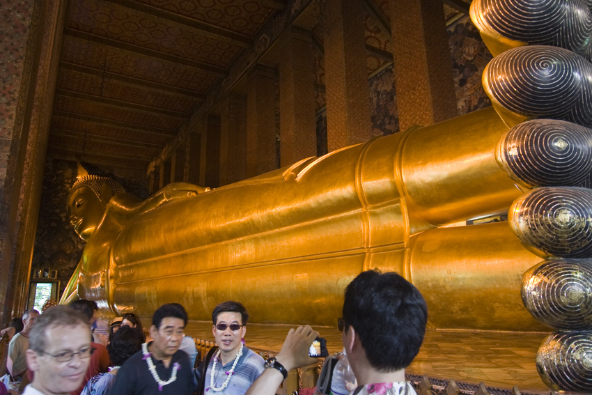 Wat Pho
Touristen kennen ihn unter dem Namen "Tempel des liegenden Buddhas". Es ist ein Königlicher Tempel Erster Klasse, ein buddhistischer Tempel (Wat), der im Zentrum der historischen Altstadt von Bangkok liegt, unmittelbar südlich des Königspalastes. Sein offizieller Name wird zu Wat Phra Chetuphon abgekürzt, Einheimische nennen ihn aber noch immer Wat Pho nach seinem historischen Namen Wat Potharam, welcher an das Kloster des Bodhi-Baumes in Bodhgaya erinnert.
Schlüsselwörter: Thailand