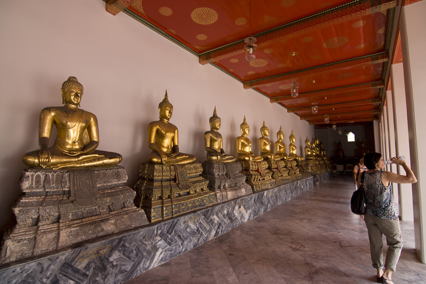 Wat Pho
Auf dem Gelände von Wat Pho sind über 1000 Buddhastatuen verteilt; es ist damit die größte Sammlung von Buddhas in Thailand.

Schlüsselwörter: Thailand