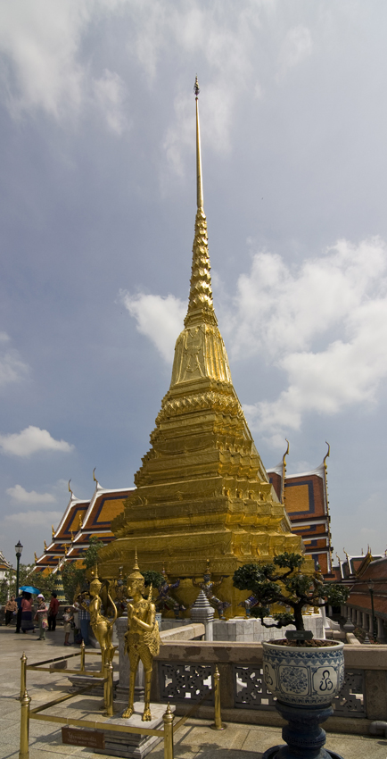 Wat Phra Kaeo Impressionen
Neben diesen vergoldeten Figuren sind noch viele weitere Nachbildungen von Fabeltieren auf dem Gelände des Tempels zu finden.
Schlüsselwörter: Thailand