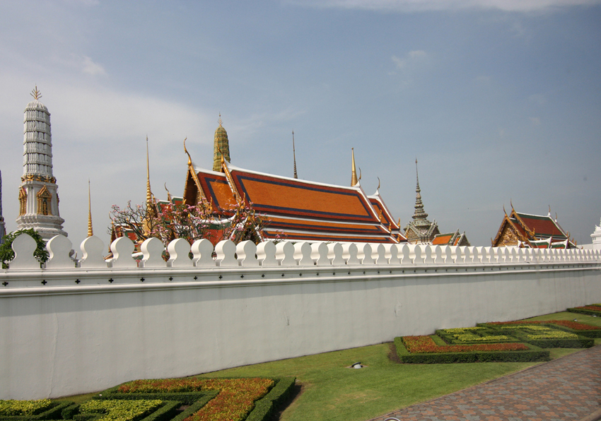 Wat Phra Kaeo Impressionen
Der alte Königspalast mit dem Wat Phra Kaeo ist die mit Abstand wichtigste Sehenswürdigkeit der Stadt. Es handelt sich um ein grosses Gelände mit Eingang an der Na Pra Lan Road in der Nähe des Sanam-Luang-Platzes, das von einer hohen 1900 m langen weissen Mauer eingefasst ist und sich über 260 Hektar (2,6 km²) erstreckt. 
Schlüsselwörter: Thailand