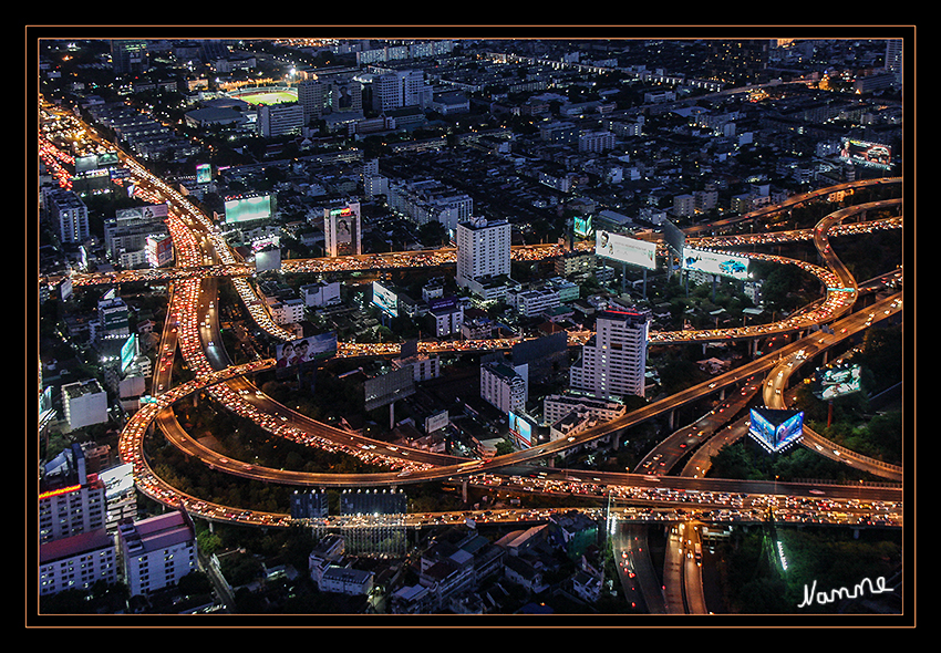 Blick vom Baiyoke Tower 2
Nächtlicher Blick in nordöstliche Richtung - Typischer Feierabendverkehr in Bangkok
Eines der größten städtischen Probleme stellt der Straßenverkehr dar. Auch der Ausbau des öffentlichen Verkehrsnetzes mit Bangkok Metro und Bangkok Skytrain konnte die Situation bislang nur minimal entspannen.

Schlüsselwörter: Thailand Bangkok Baiyoke Tower