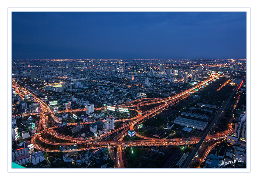 Blick vom Baiyoke Tower 2
Typischer Feierabendverkehr in Bangkok
Eines der größten städtischen Probleme stellt der Straßenverkehr dar. Auch der Ausbau des öffentlichen Verkehrsnetzes mit Bangkok Metro und Bangkok Skytrain konnte die Situation bislang nur minimal entspannen.


Schlüsselwörter: Thailand Bangkok Baiyoke Tower