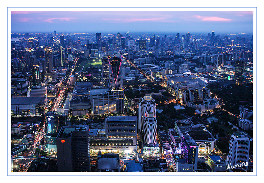 Blick vom Baiyoke Tower 2
Die Bevölkerungsdichte Bangkoks betrug 5.270 Einwohner pro Quadratkilometer (in München, der am dichtesten besiedelten Gemeinde Deutschlands, waren es zum Vergleich 4.275). Die Stadt ist weitaus größer als alle anderen Städte Thailands. Sie hatte 2009 bereits 18-mal so viele Einwohner wie die nächstgrößere Stadt Samut Prakan (446.375 Einwohner), die Bangkok Metropolitan Region (BMR) sogar 64-mal so viel wie das nächstgrößere Ballungsgebiet Udon Thani (228.738 Einwohner).
laut Wikipedia
Schlüsselwörter: Thailand Bangkok Baiyoke Tower