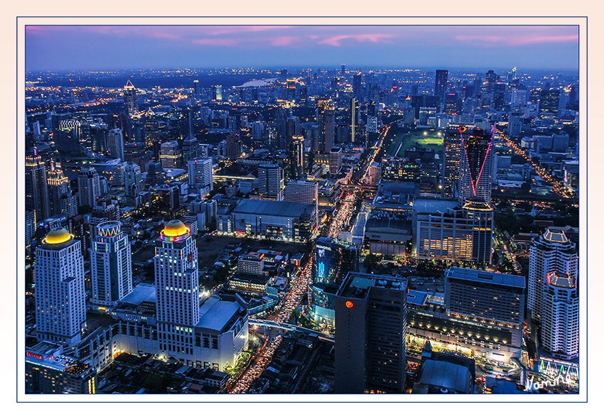 Blick vom Baiyoke Tower 2
Die Stadt ist das politische, wirtschaftliche und kulturelle Zentrum Thailands mit Universitäten, Hochschulen, Palästen und über 400 Wats (buddhistische Tempelanlagen und Klöster) sowie wichtigster Verkehrsknotenpunkt des Landes.
laut Wikipedia
Schlüsselwörter: Thailand Bangkok Baiyoke Tower