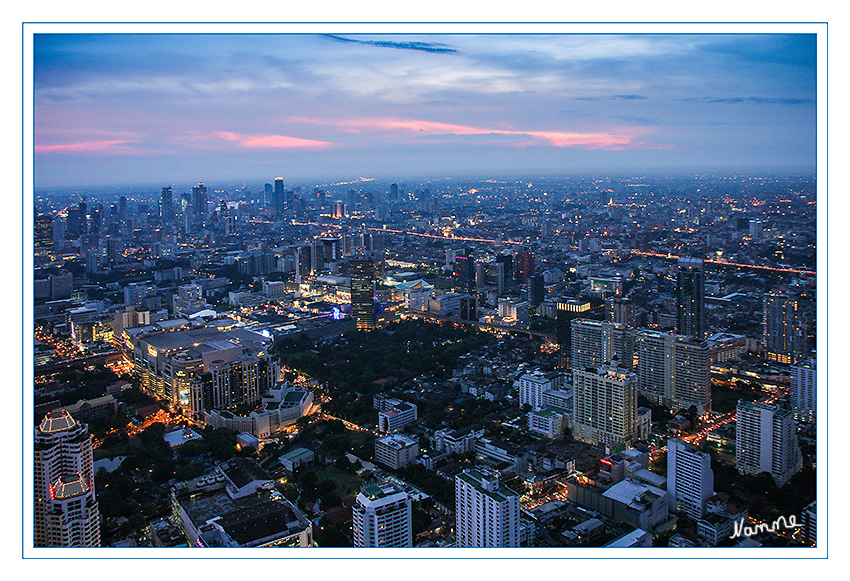Blick vom Baiyoke Tower 2
Ein großes Problem für die Metropole Bangkok ist es, die vielen in den letzten Jahren zugezogenen Menschen, vor allem Landflüchtlinge, ausreichend zu versorgen. Für zahlreiche Menschen mussten Wohnungen gebaut werden. Die zunehmende Nachfrage nach Bauland steigerte die Wohnungs- und Grundstückspreise erheblich.
laut Wikipedia
Schlüsselwörter: Thailand Bangkok Baiyoke Tower