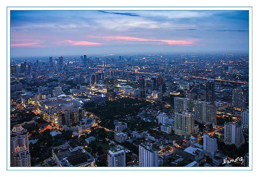 Blick vom Baiyoke Tower 2
Ein großes Problem für die Metropole Bangkok ist es, die vielen in den letzten Jahren zugezogenen Menschen, vor allem Landflüchtlinge, ausreichend zu versorgen. Für zahlreiche Menschen mussten Wohnungen gebaut werden. Die zunehmende Nachfrage nach Bauland steigerte die Wohnungs- und Grundstückspreise erheblich.
laut Wikipedia
Schlüsselwörter: Thailand Bangkok Baiyoke Tower