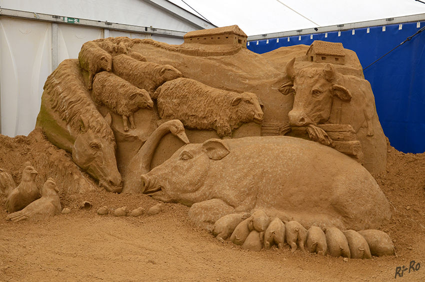 Sandskulpturen - Bauernhof
Schlüsselwörter: Sandskulpturen