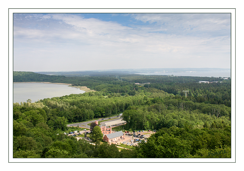 Baumwipfelpfad
Der 40 Meter hohe Aussichtsturm in der Mitte des Pfades erlaubt einen weiten Blick in die Rügener Landschaft.
Ausblick - links der Jasmunder Bodden 
Schlüsselwörter: Rügen, Binz, Baumwipfelpfad