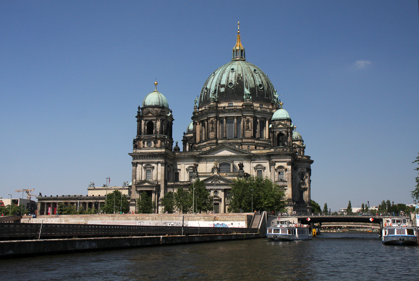 Berliner Dom
Das denkmalgeschützte Gebäude besteht aus der zentralen Predigtkirche unter der Kuppel sowie der Tauf- und Traukirche. Das Hauptportal liegt am Lustgarten. In der Gruft des Doms ruhen zahlreiche Mitglieder des Hauses Hohenzollern. Die Kuppelkonstruktion wurde 2007 für die Auszeichnung als Historisches Wahrzeichen der Ingenieurbaukunst in Deutschland nominiert.
Schlüsselwörter: Berliner Dom