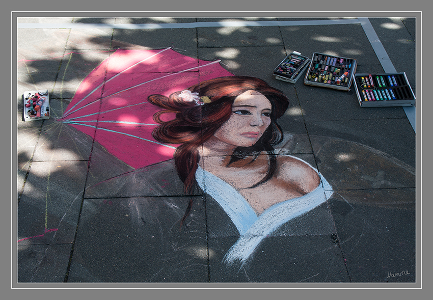 Straßenkunst
Straßenmalerwettbewerb Geldern
Schlüsselwörter: Straßenmalerei                  Straßenmalerwettbewerb                 Geldern