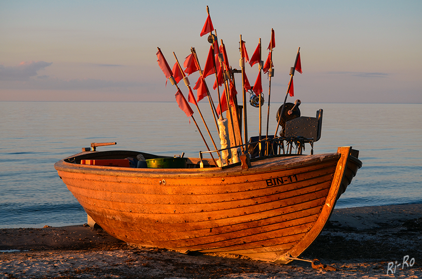 Fischerboot im Abendlicht
Letztes Fischerboot BIN-11 
Der Rüganer ist Strandfischer in vierter Generation. Früher stand er mit vielen anderen am Strand, verkaufte seinen frischen Fisch an Einheimische und Touristen. Jetzt zeugt nur noch sein Boot von der alten Tradition. Kuse war der Einzige, der nach der Wende den Mut hatte, selbstständig weiterzumachen. laut ndr.de
Schlüsselwörter: Binz, Fischerboot