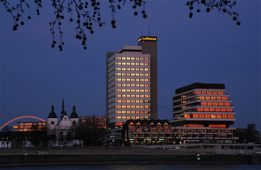 Blick über den Rhein l
bei Köln
Schlüsselwörter: Köln   Rhein   Nachtaufnahme