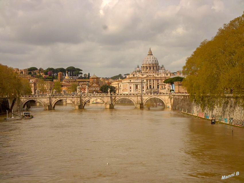 Blick auf die Engelsbrücke und den Petersdom
Schlüsselwörter: Italien