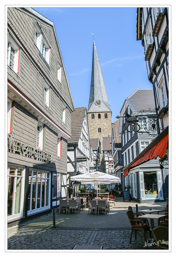 Blick auf die St.-Georgs-Kirche
Warum ist der Kirchturm schief?
Die Erklärung dafür liegt in der Baupraxis. Ein Spitzhelm ist windempfindlich. Deshalb wurde er mit leichter Neigung gegen die Hauptwindrichtung gebaut. Außerdem war er stark blitzschlaggefährdet.Der brennende Turm sollte nicht auf das wertvolle Kirchenschiff fallen, sondern auf die leichter wieder aufzubauenden Bürgerhäuser, so glaubt man heute.
Schlüsselwörter: Hattingen