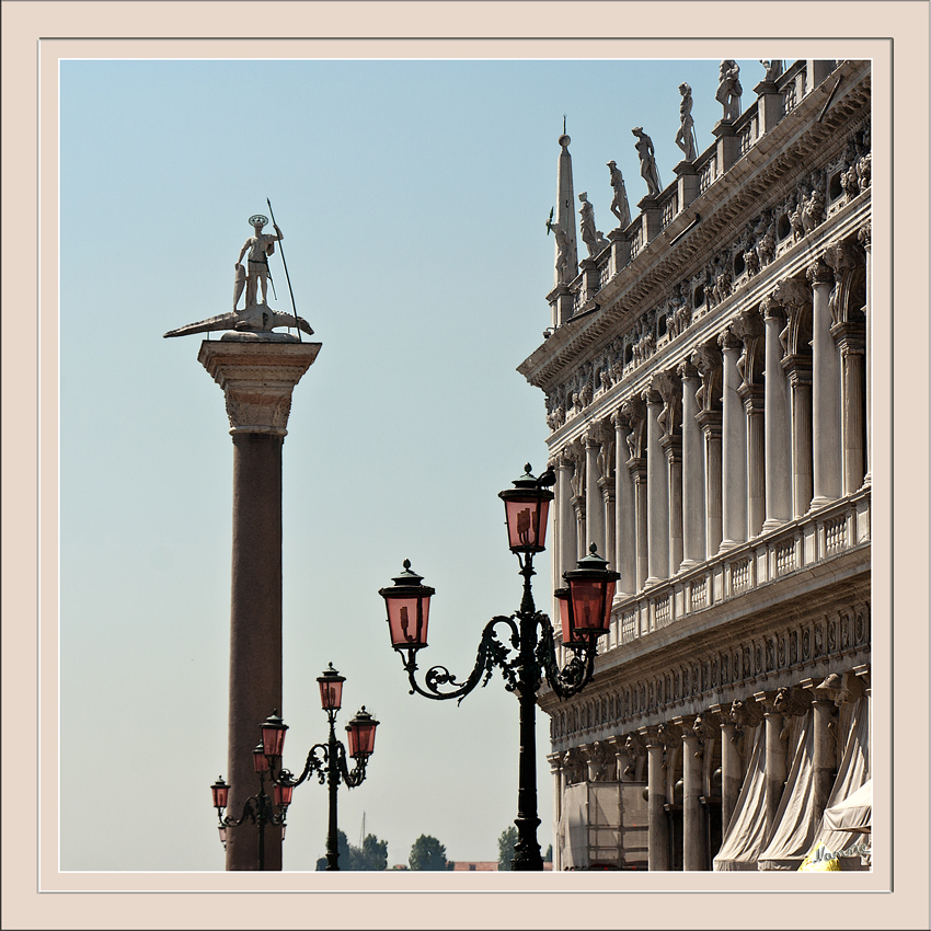 Auf dem Markusplatz
Der vom übrigen Platz etwas abgesetzte Teil zwischen Dogenpalast, Biblioteca Marciana und der Lagune wird Piazzetta San Marco genannt. Die Piazzetta wird von den beiden Säulen dominiert, die Venedigs Stadtheiligen Markus (Marco) und Theodorus (Todaro) gewidmet sind; auf den Säulen befinden sich daher der Markuslöwe bzw. die San-Todaro-Statue (mit Todaro auf einem Drachen posierend).
Schlüsselwörter: Venedig Italien